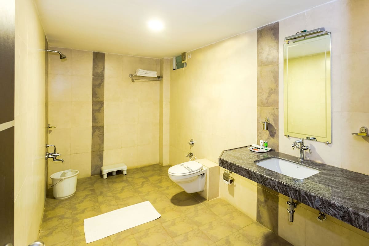 Kamar Double Eksekutif, 1 Tempat Tidur Queen, balkon, pemandangan resor | Kamar mandi | Shower, perlengkapan mandi gratis, dan handuk