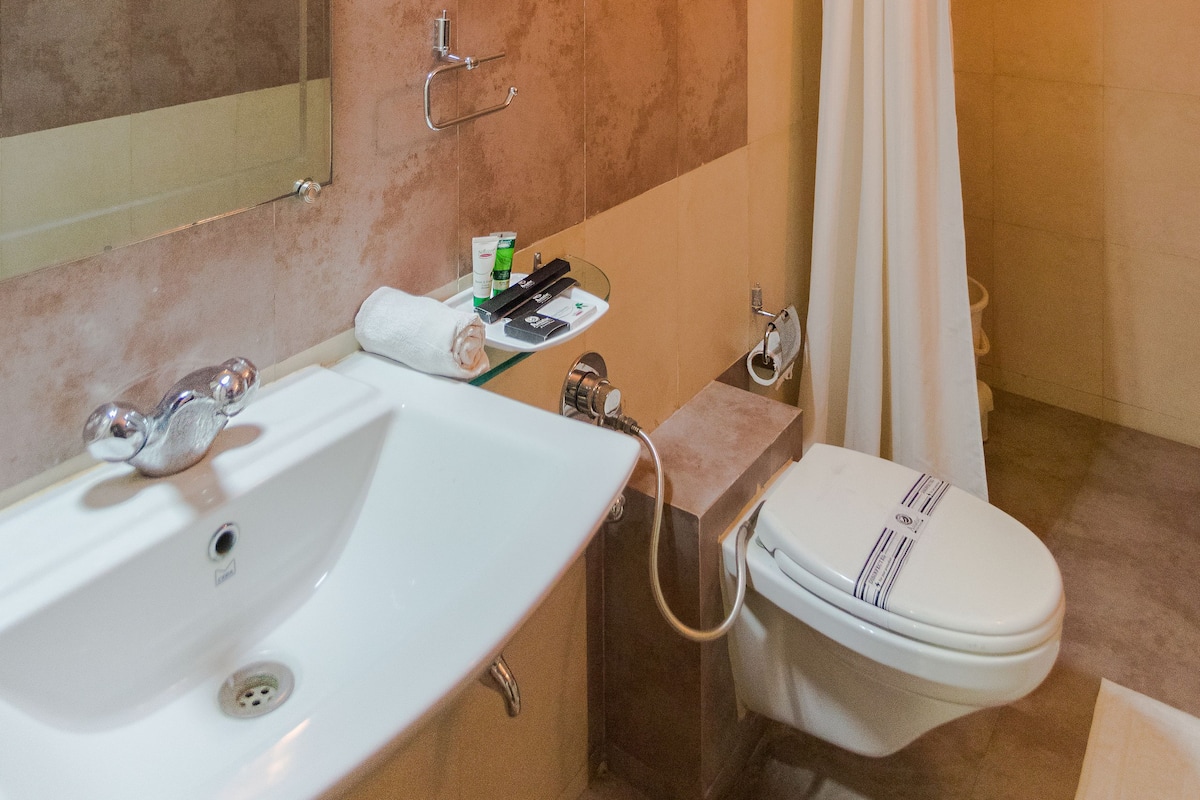 Kamar Double Deluks, 1 Tempat Tidur Double, Boleh Merokok | Kamar mandi | Shower, perlengkapan mandi gratis, dan handuk