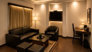 Executive Room with Balcony | خزنة داخل الغرفة ومكتب وأسرّة قابلة للطي وواي فاي مجانًا