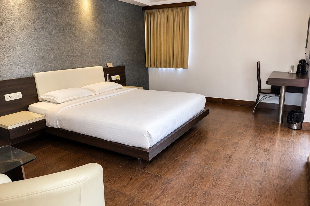  Super Deluxe Room With Balcony | Coffre-fort, bureau, lit d’appoint (supplément), accès au Wi-Fi (inclus)