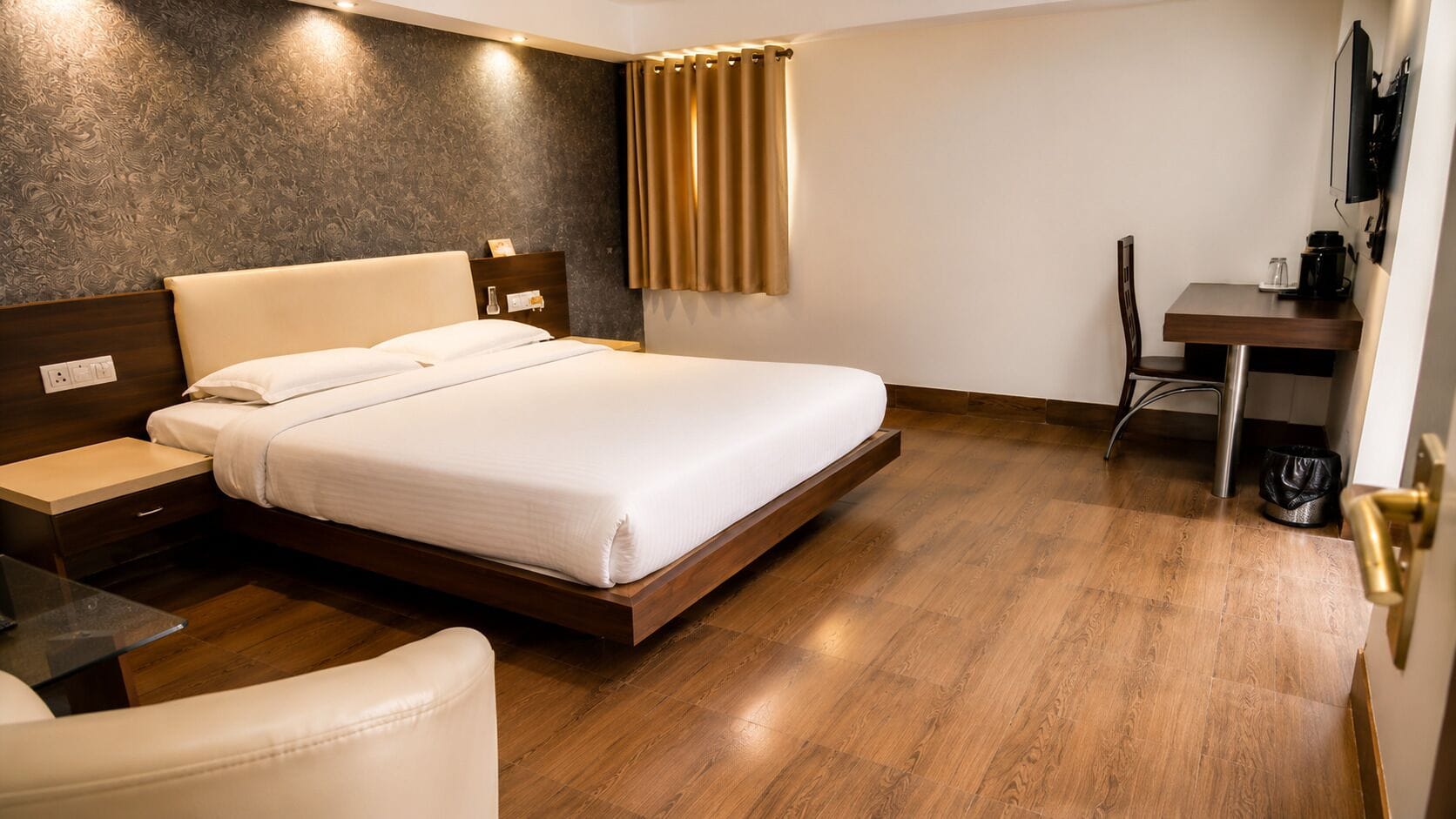 Deluxe Room | Caja fuerte, escritorio, camas supletorias y wifi gratis