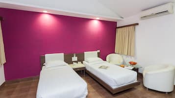 Exclusive Double Room, 1 Double Bed, Smoking | In-room safe, desk, rollaway beds, free WiFi