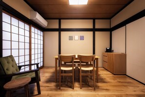 Rumah (Japanese Style) | Area keluarga | TV layar datar