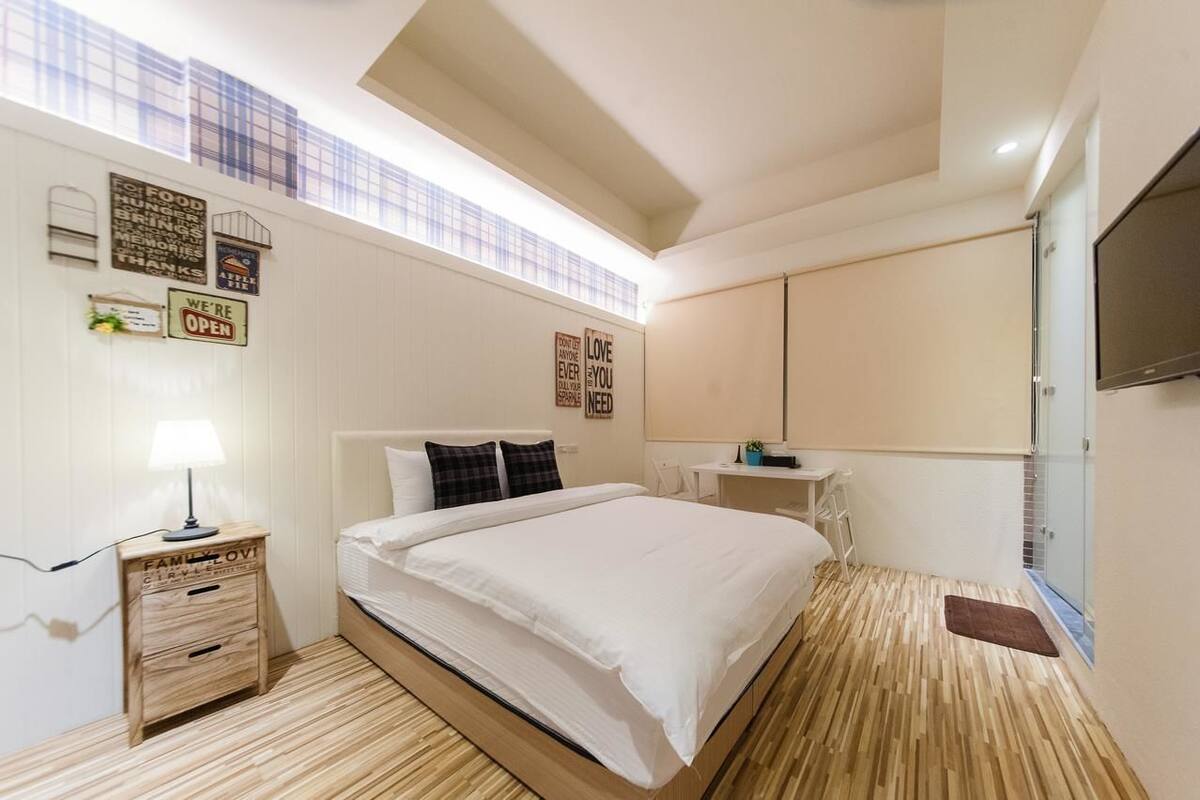 Desk, rollaway beds, free WiFi