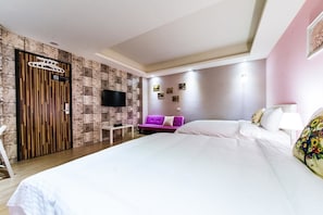 Desk, rollaway beds, free WiFi