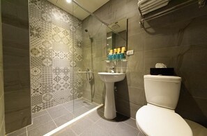 Shower, free toiletries, towels