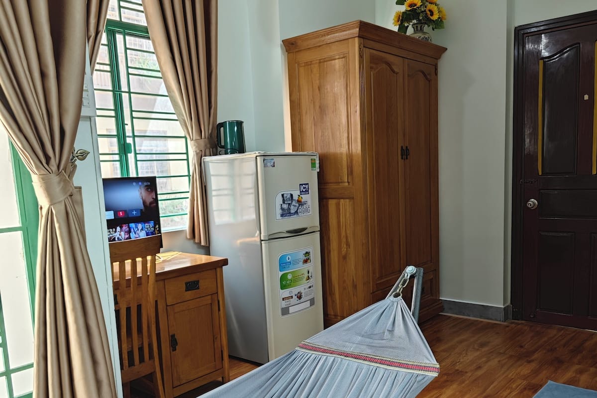 Suite, para no fumadores, vista a la ciudad | Artículos del minibar gratis, decoración personalizada y escritorio
