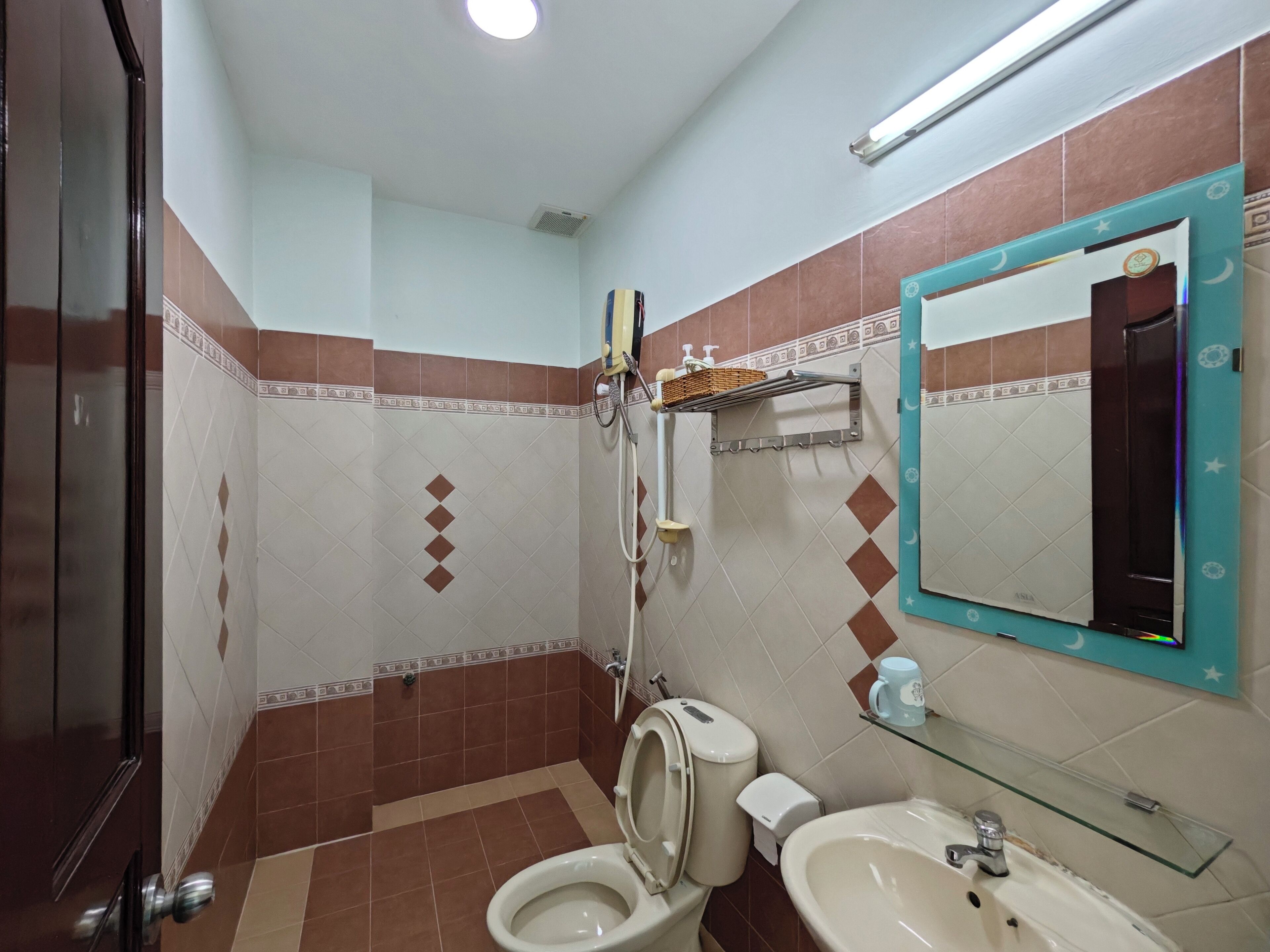 Un baño con inodoro, lavabo y ducha.
