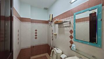 Un baño con inodoro, lavabo y ducha.