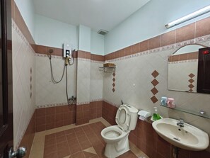 Shower, free toiletries, hair dryer, slippers - Winter Spring Homestay (Can Tho)