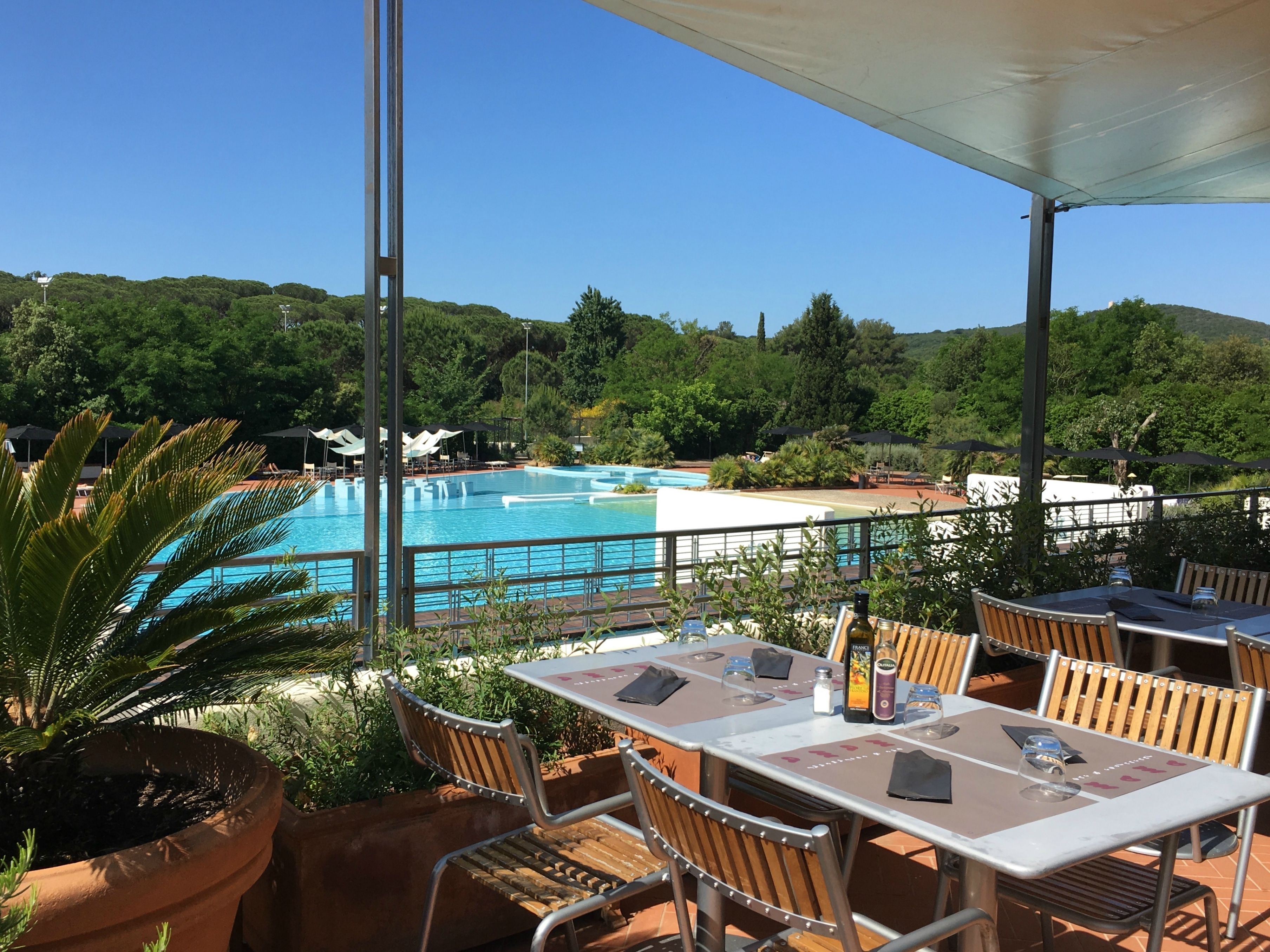 Frühstück, Mittagessen, mediterrane Küche, Blick auf den Pool 