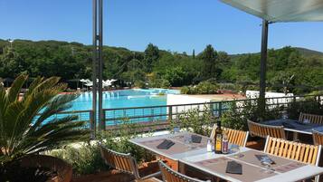 Frühstück, Mittagessen, mediterrane Küche, Blick auf den Pool