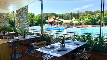 Frühstück, Mittagessen, mediterrane Küche, Blick auf den Pool