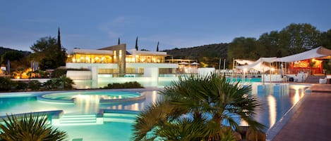 Kauden mukainen ulkouima-allas avoinna 10.00–18.00, aurinkovarjoja