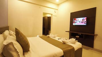 Kolmen hengen deluxe-huone | Tallelokero huoneessa, ÀÀnieristys