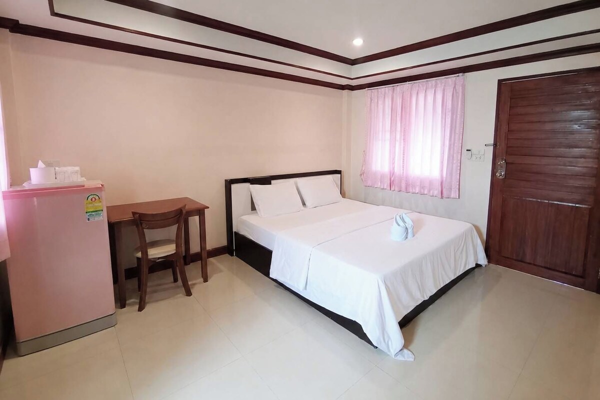 Deluxe Double Room, 1 Double Bed | Desk, WiFi (free), bed sheets