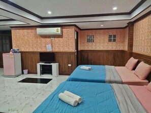 Family Room | Desk, free WiFi, bed sheets - Tree House Chachoengsao (Chachoengsao)