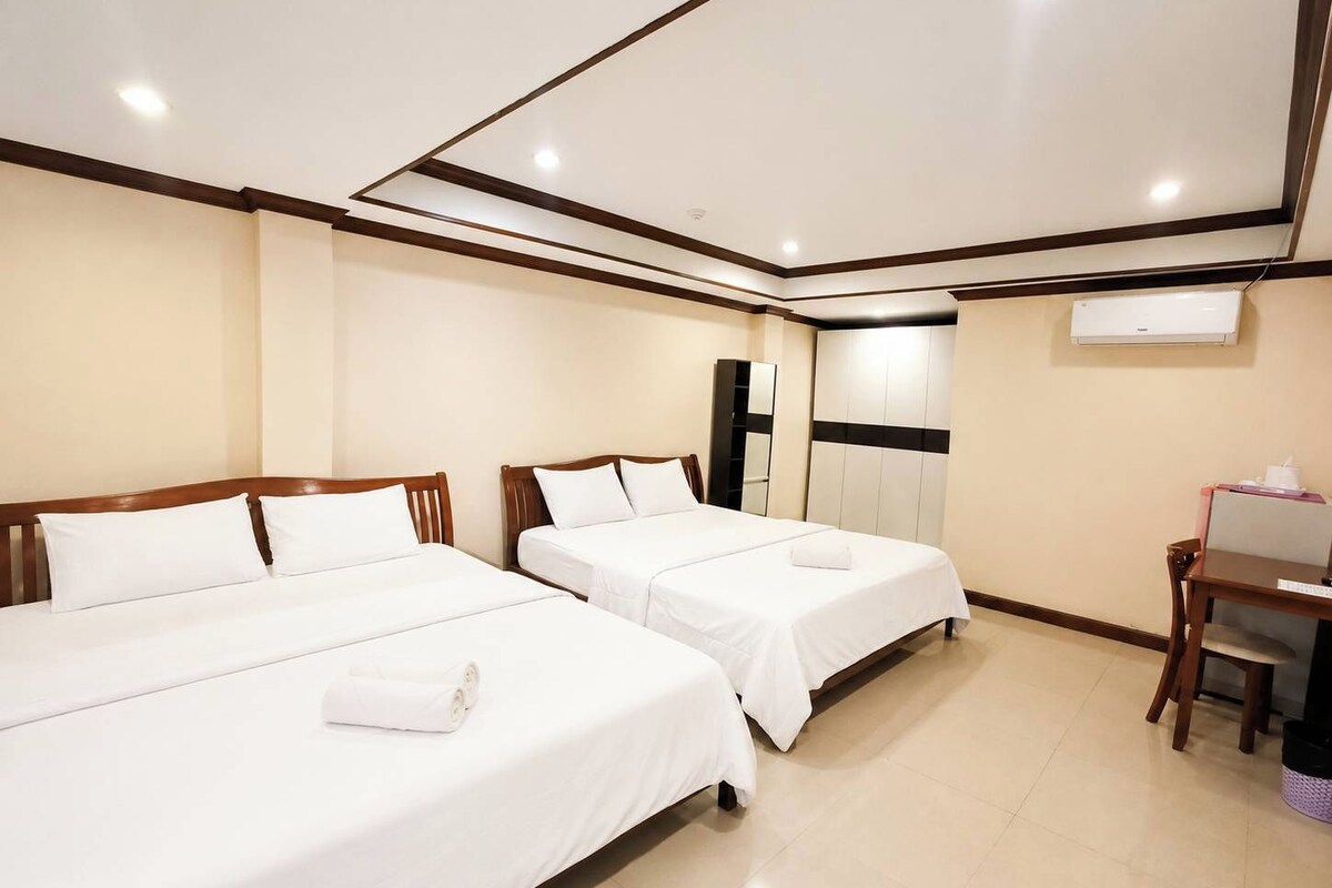 Deluxe Quadruple Room | Desk, WiFi (free), bed sheets