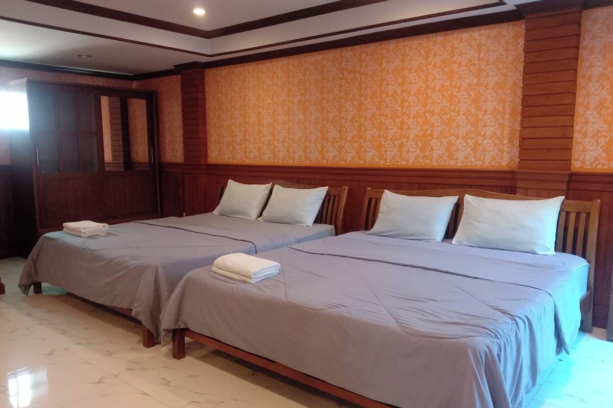Family Room | Desk, WiFi (free), bed sheets