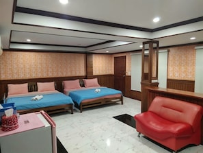 Family Room | Desk, free WiFi, bed sheets - Tree House Chachoengsao (Chachoengsao)