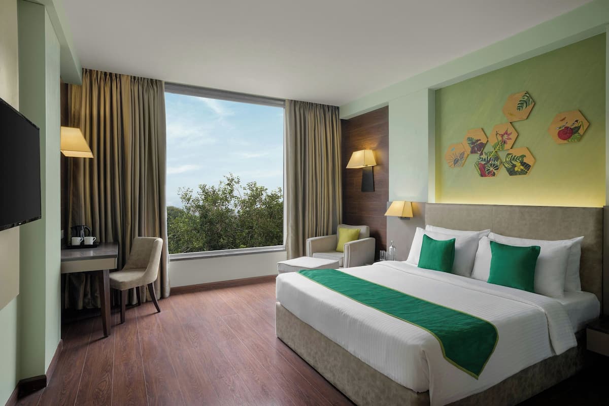 Premium Room, 1 King Bed, Non Smoking, City View | Minibar, in-room safe, desk, soundproofing