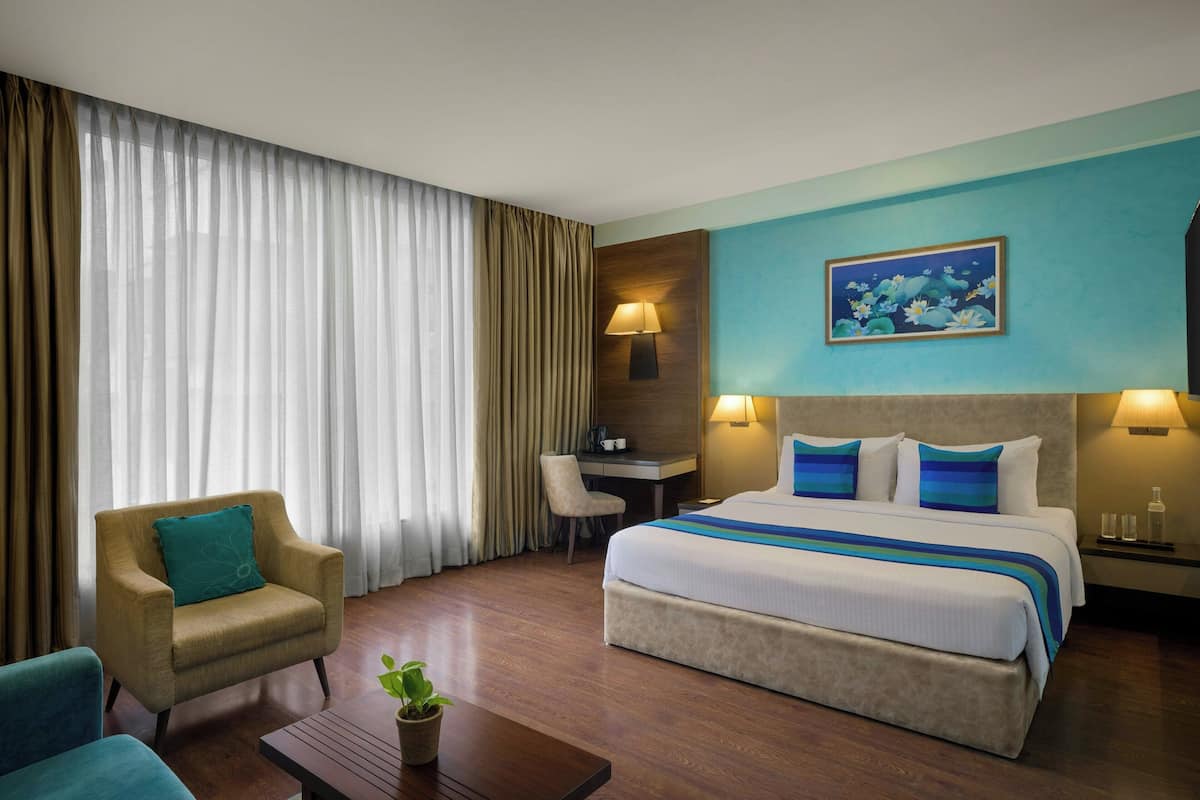 Classic Room, 1 King Bed, Non Smoking, City View | Minibar, in-room safe, desk, soundproofing