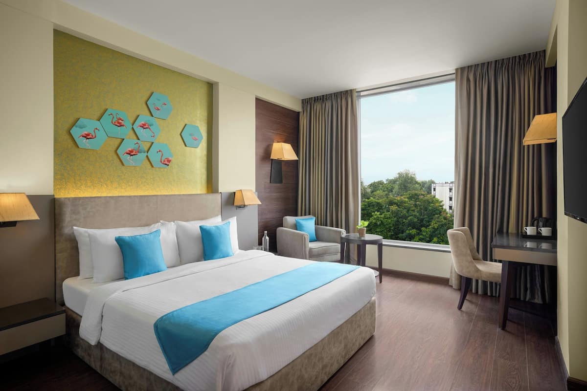 Room, 1 King Bed, Non Smoking, City View | Minibar, in-room safe, desk, soundproofing