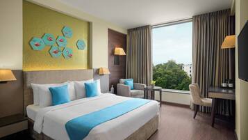 Quarto, 1 cama King, para não fumantes, vista para a cidade | Frigobar, cofres nos quartos, escrivaninha, quartos à prova de som