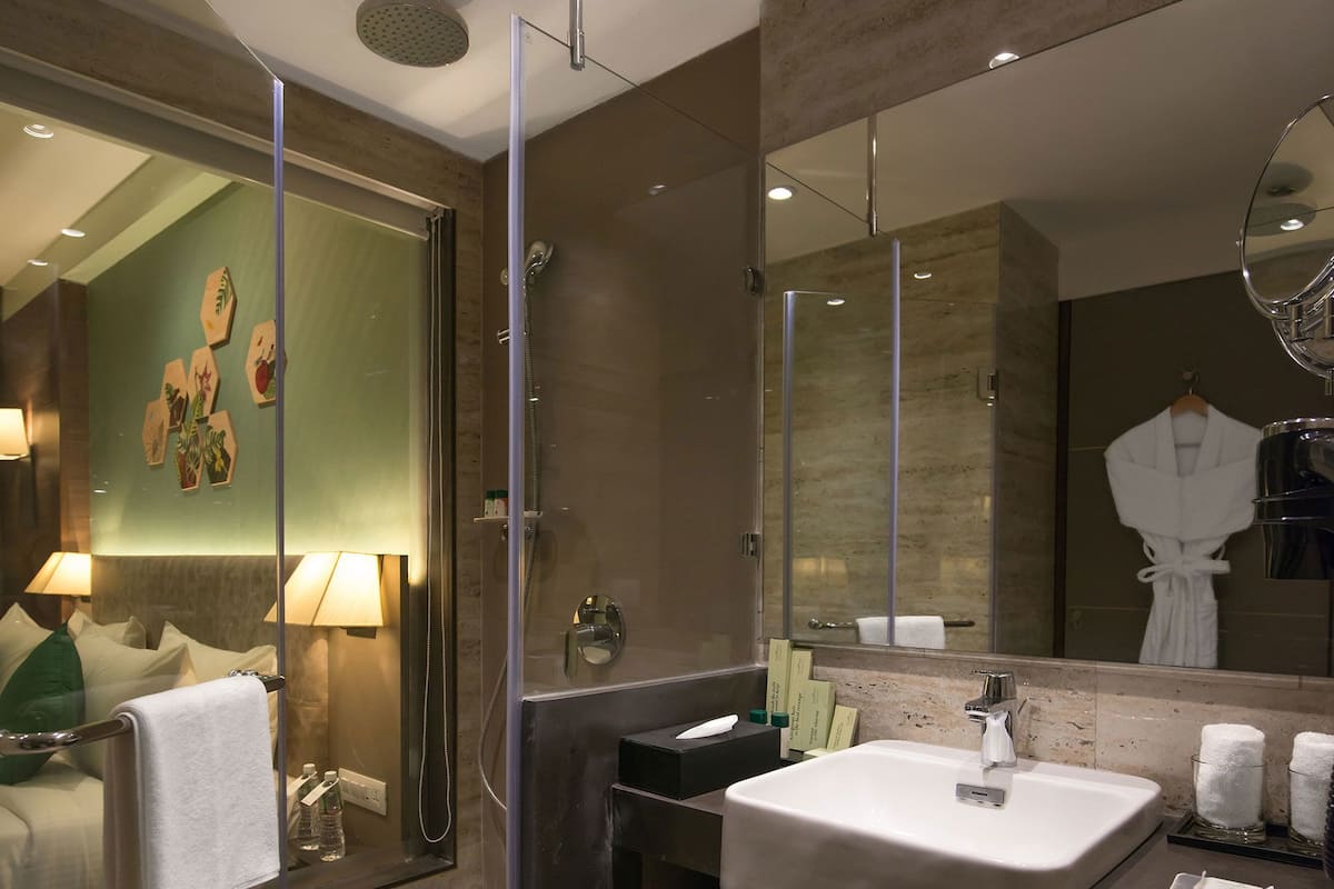 Shower, rainfall showerhead, free toiletries, hair dryer