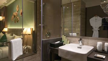 Shower, rainfall showerhead, free toiletries, hair dryer