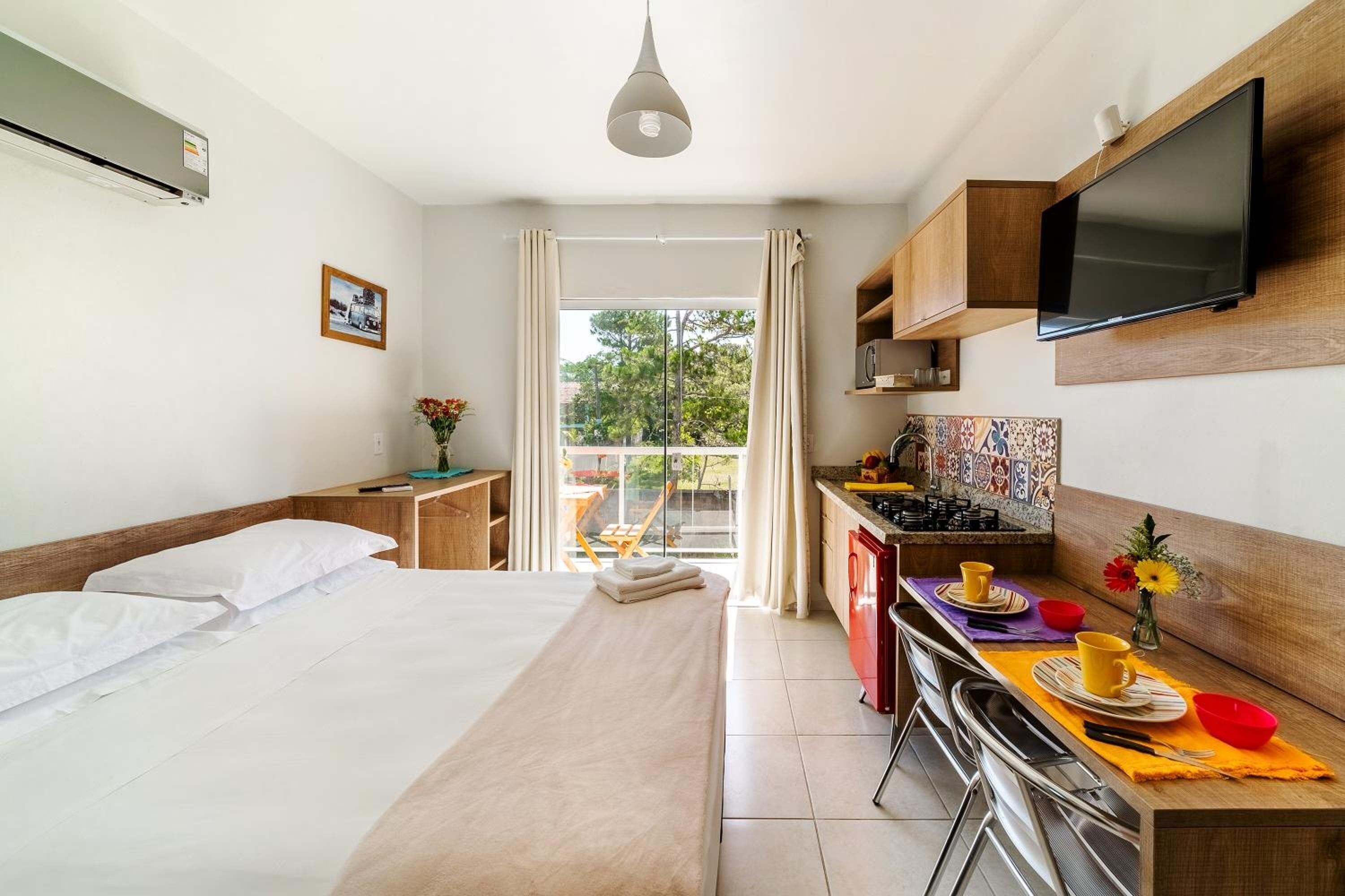 Escritorio, wifi gratis y ropa de cama 