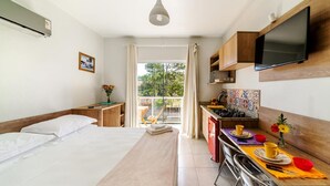 Desk, WiFi (free), bed sheets - Pousada Madre Guarda (Palhoça)