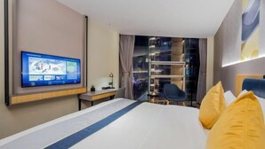 A hotel room with a bed, a desk, a chair, a TV, and a window with curtains. - Homeinn Selected Hotel (Chongqing Jiefangbei Area Hong Ya Dong Pedestrian Street) (Chongqing)