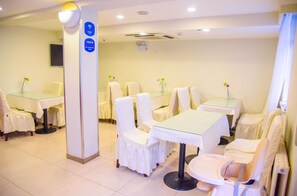 A hotel room with a bed, a bedside table, a nightstand, a window, and a wall-mounted TV. - Hanting Hotel (jiuquan Changxing Electrical Equipm (Jiuquan)