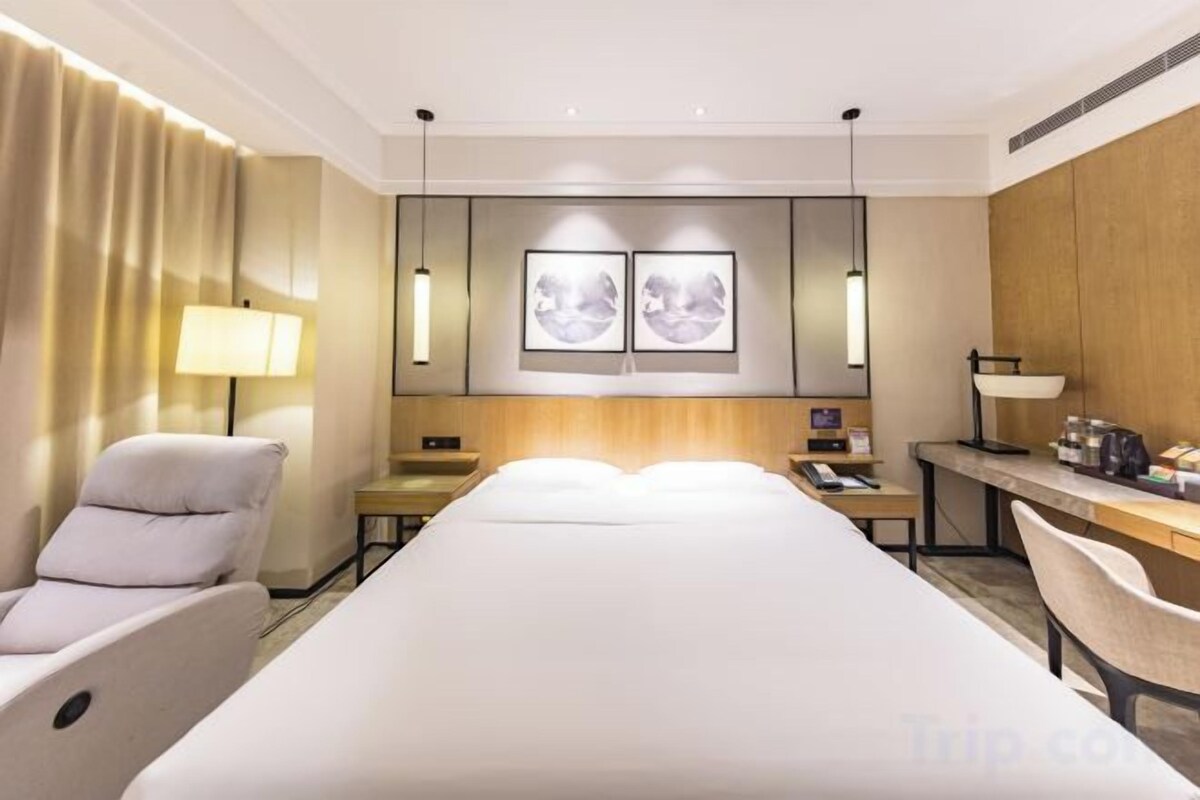 Business Queen Room