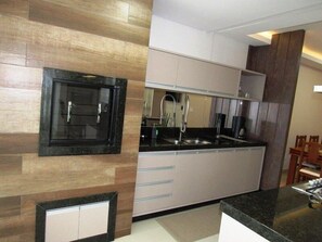 Family Apartment, Multiple Bedrooms, Ensuite, City View | Private kitchen | Fridge, microwave, oven, stovetop - Perfect Meia Praia Itapema BCHost 03 (Itapema)