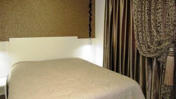Family Apartment, Multiple Bedrooms, Ensuite, City View | 1 bedroom, desk, iron/ironing board