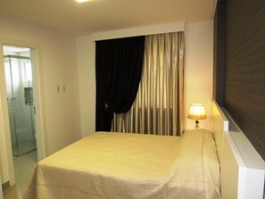 Apartamento família, vários quartos, suíte, vista para a cidade | 1 quarto, escrivaninha, ferros/tábuas de passar roupa