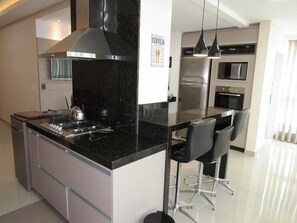 家庭公寓, 多间卧室, 独立浴室, 城市景观 | 私人厨房 | 冰箱、微波炉、烤箱、炉灶