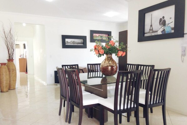 شقة عائلية - عدة غرف نوم - بشرفة - بمحاذاة الشاطئ | تناول الطعام داخل الغرفة