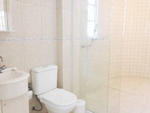 Departamento familiar, varias habitaciones, balcón, junto a la playa | Baño | Regadera y toallas 