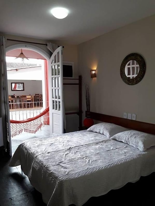 Minibar, free WiFi, bed sheets