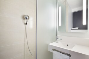 Shower dan handuk