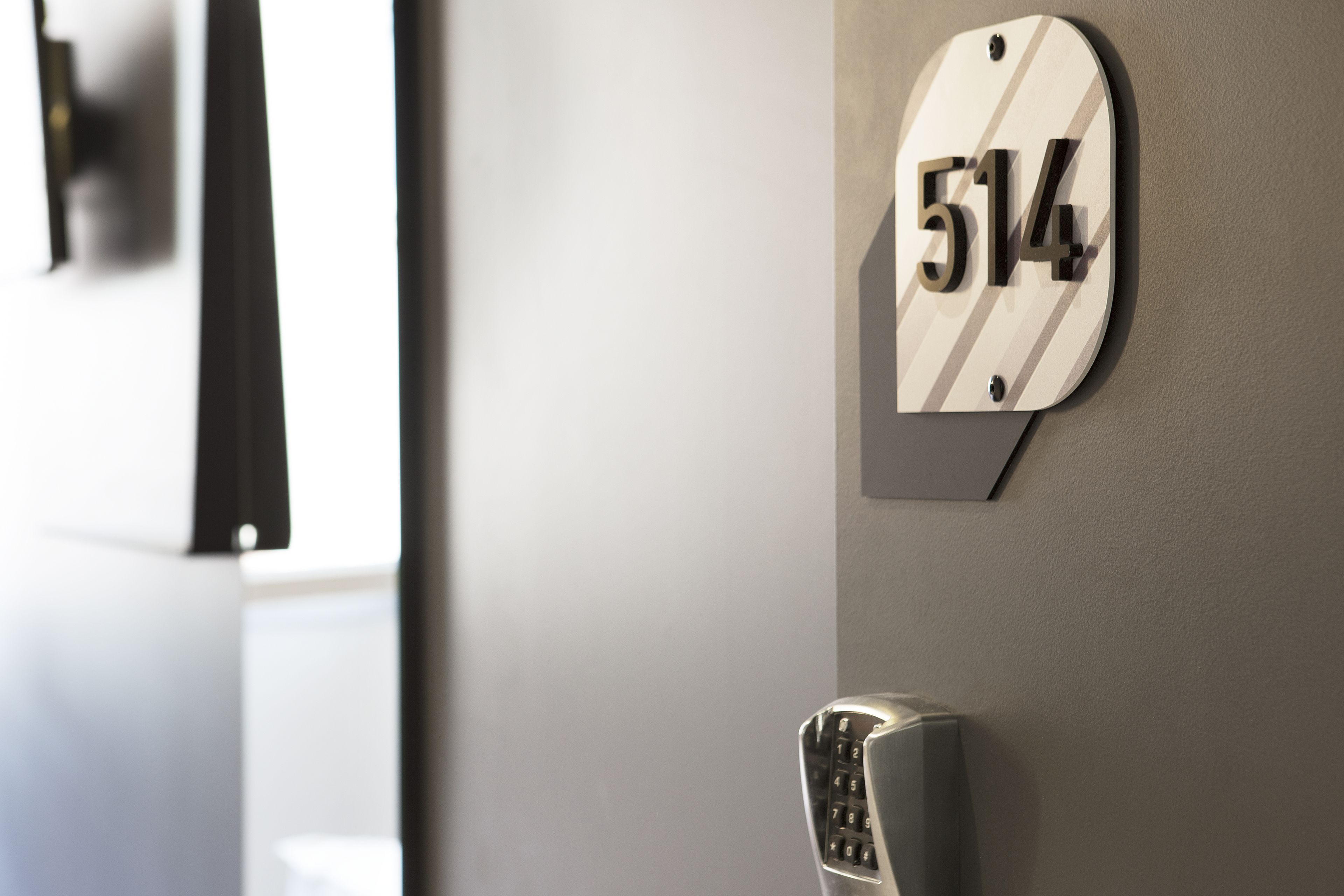 desk, soundproofing, wifi, bed sheets