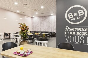 Café da manhã com buffet todos os dias mediante uma taxa