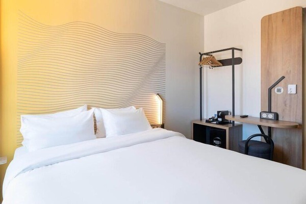 Quarto casal superior | Escrivaninha, quartos à prova de som, roupa de cama