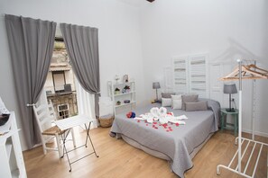 Standard-Vierbettzimmer | Hochwertige Bettwaren, Zimmersafe, individuell dekoriert