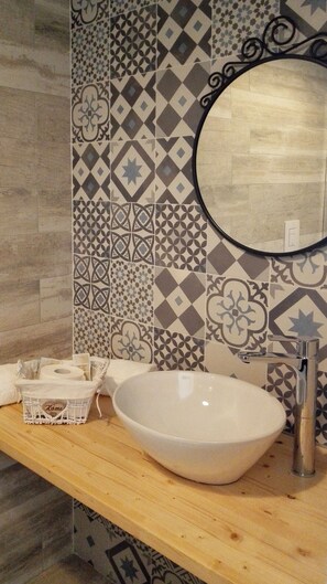 Standard-Vierbettzimmer | Badezimmer | Dusche, kostenlose Toilettenartikel, Haartrockner, Bidet