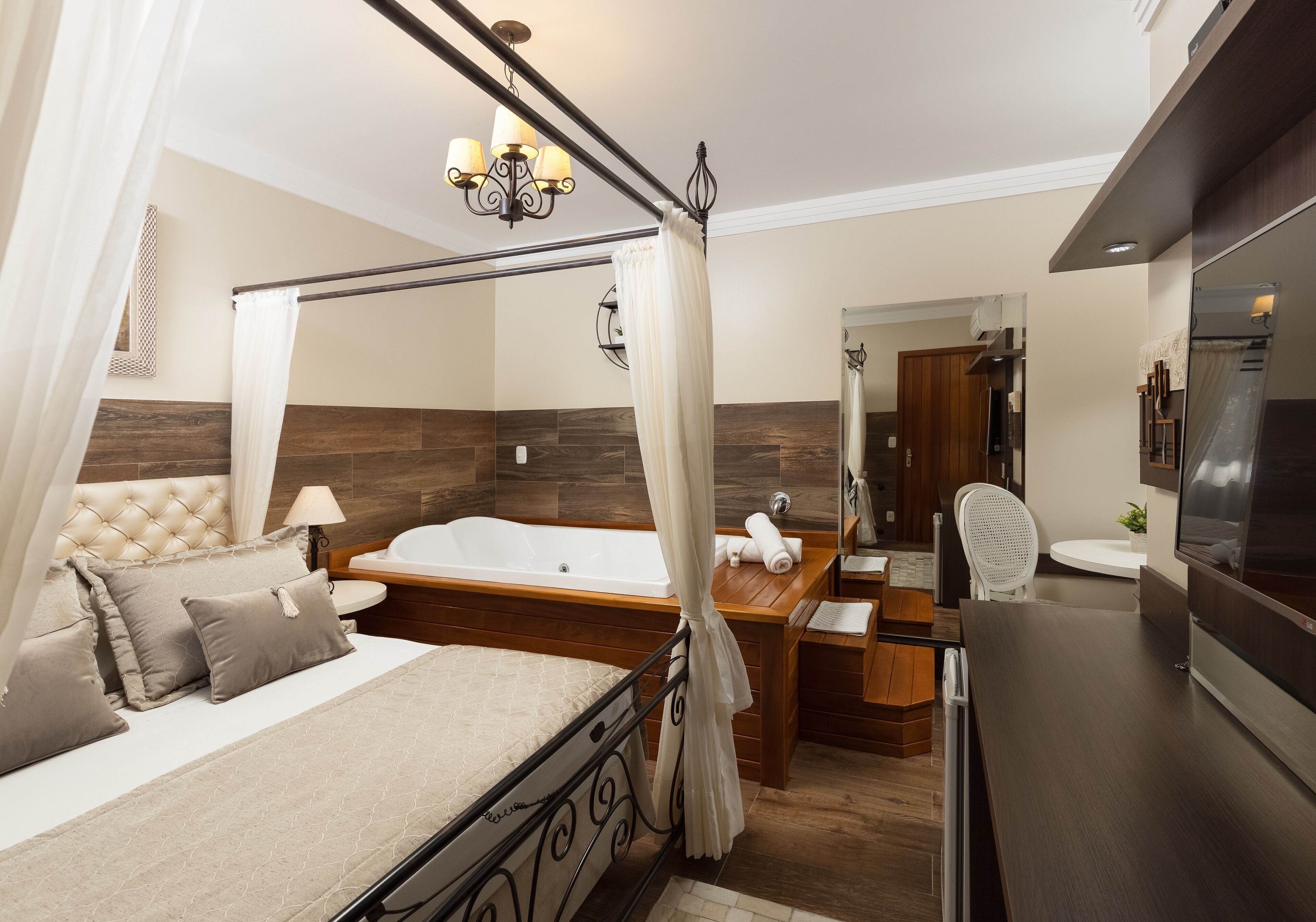 Roupas de cama premium, frigobar, cofres nos quartos