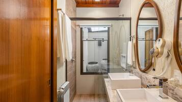 Suite Grand | Baño | Amenidades de baño gratuitas, secadora de cabello, toallas